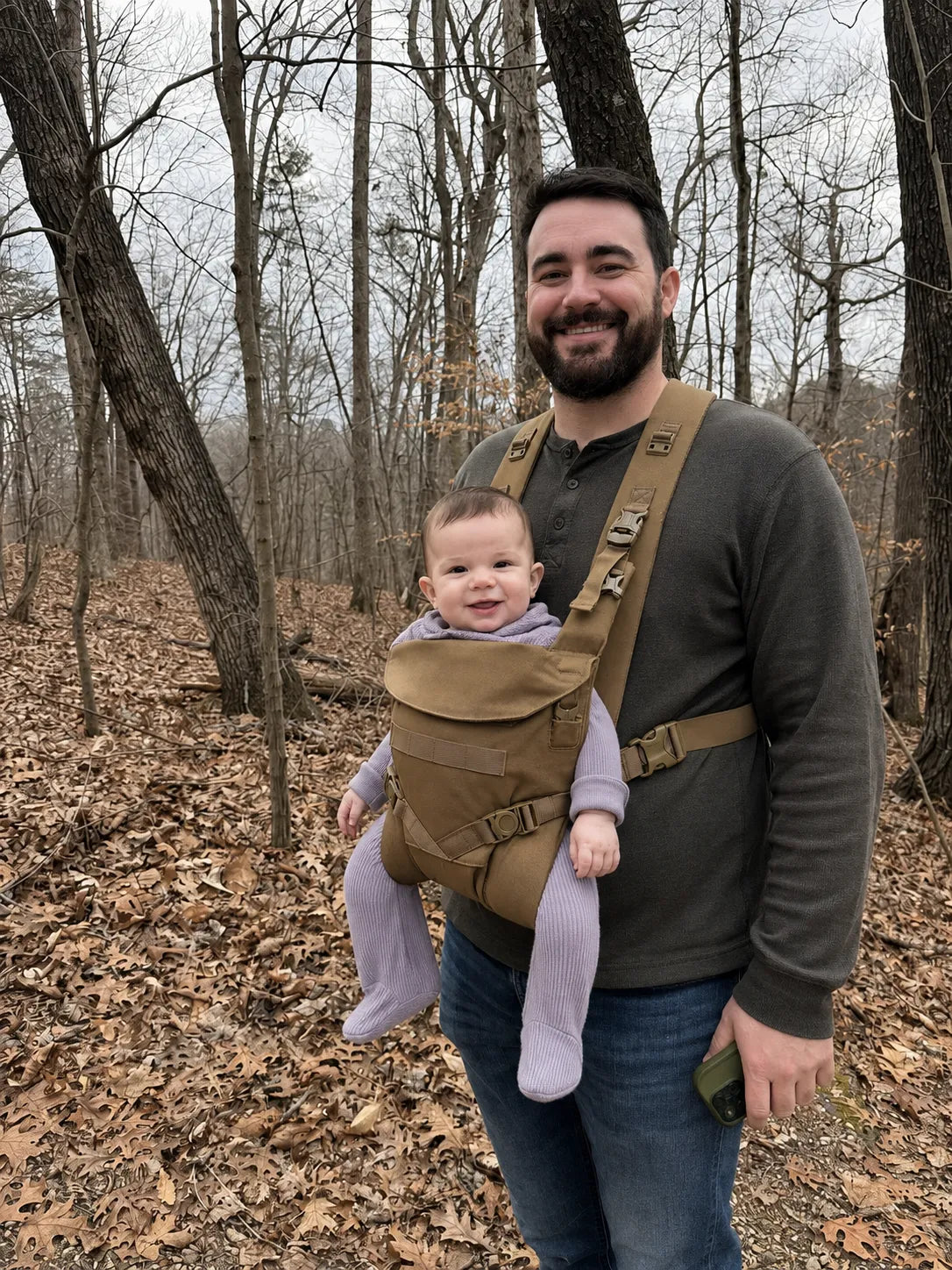 Padre en un sendero de invierno con su bebé en el Tactical Baby Carrier Coyote Brown