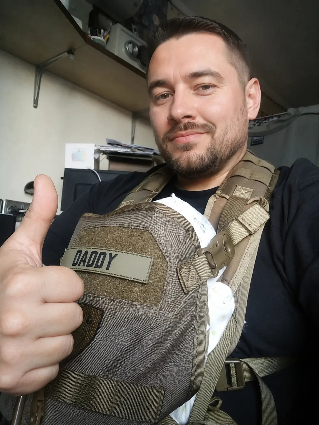 Padre ense&ntilde;ando el parche del panel frontal de su Tactical Baby Carrier